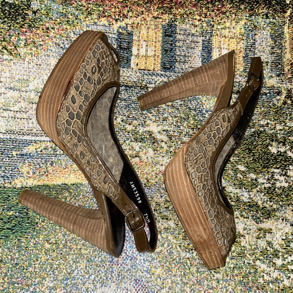 Stuart Weitzman Size 7.5 Peeptoe Heels - Picture 8 of 12